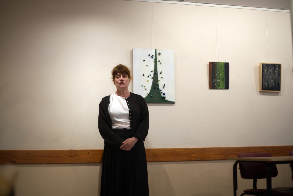 Agnès Bompy in the Garden Room in front of “bulles et billes’, “bulles blanches et noires sur fond vert”, bulles blanches et noires sur fond noir” aug 30 th 2025 (Photo: Ernest Korsak)